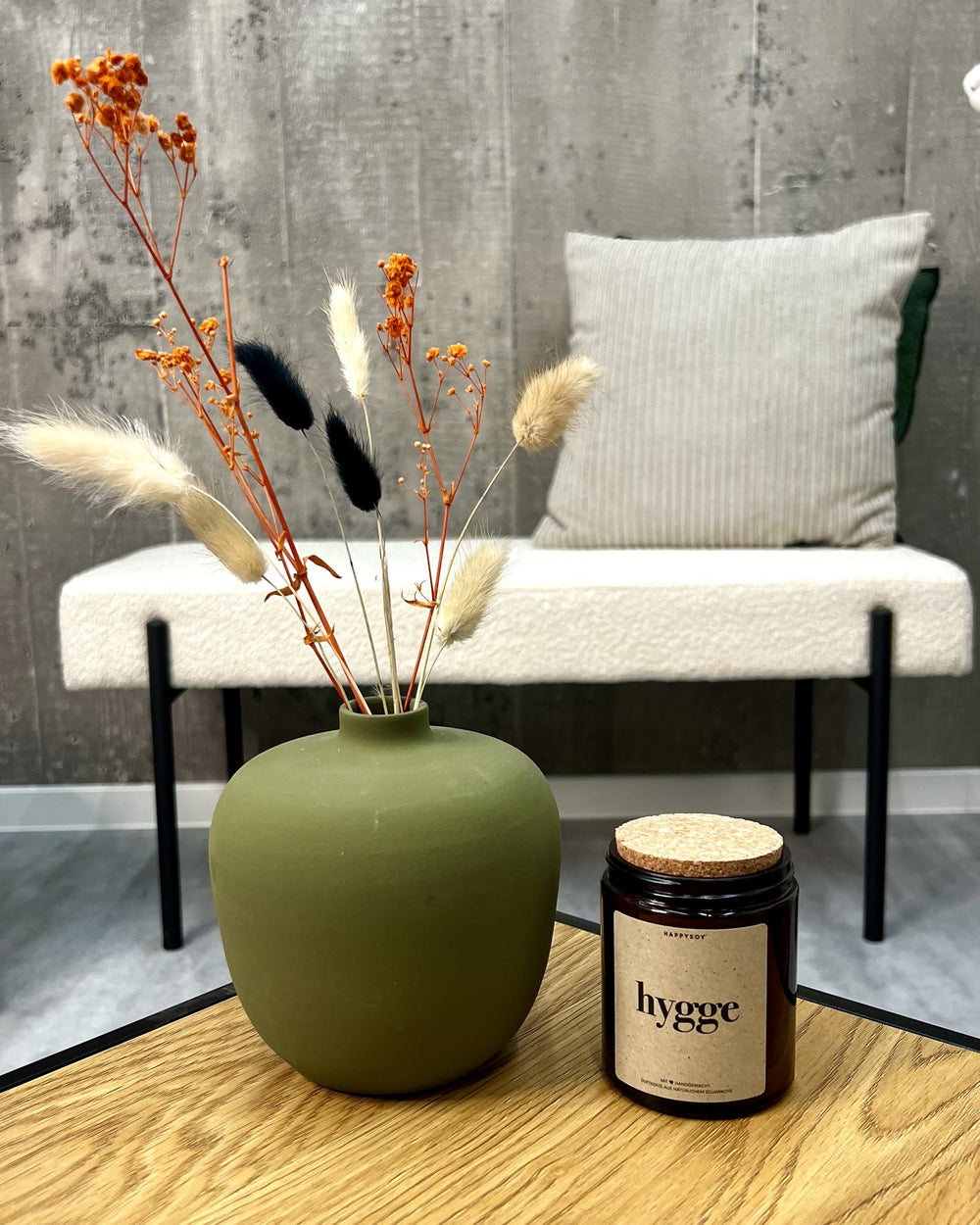 Mini-Vase Olivgrün mit Trockenblumen und Duftkerze im Wohnzimmer – Geschenkset Kleines Grün
