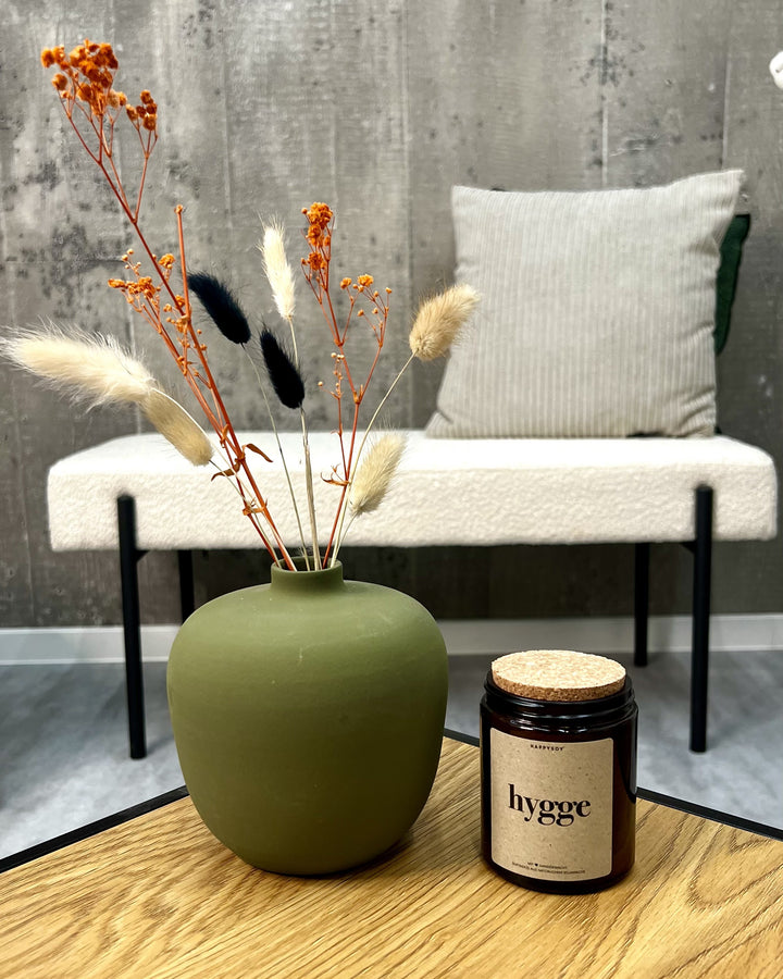 Mini-Vase Olivgrün mit Trockenblumen und Duftkerze im Wohnzimmer – Geschenkset Kleines Grün