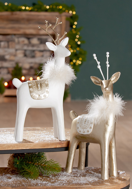 Weihnachtliche Szene mit Deko-Rentier Roger, goldfarben und weiß, elegant arrangiert