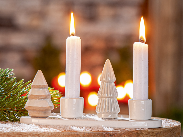 Weihnachtliche Szene mit Kerzenleuchter Tanne, Keramik, creme, modern arrangiert
