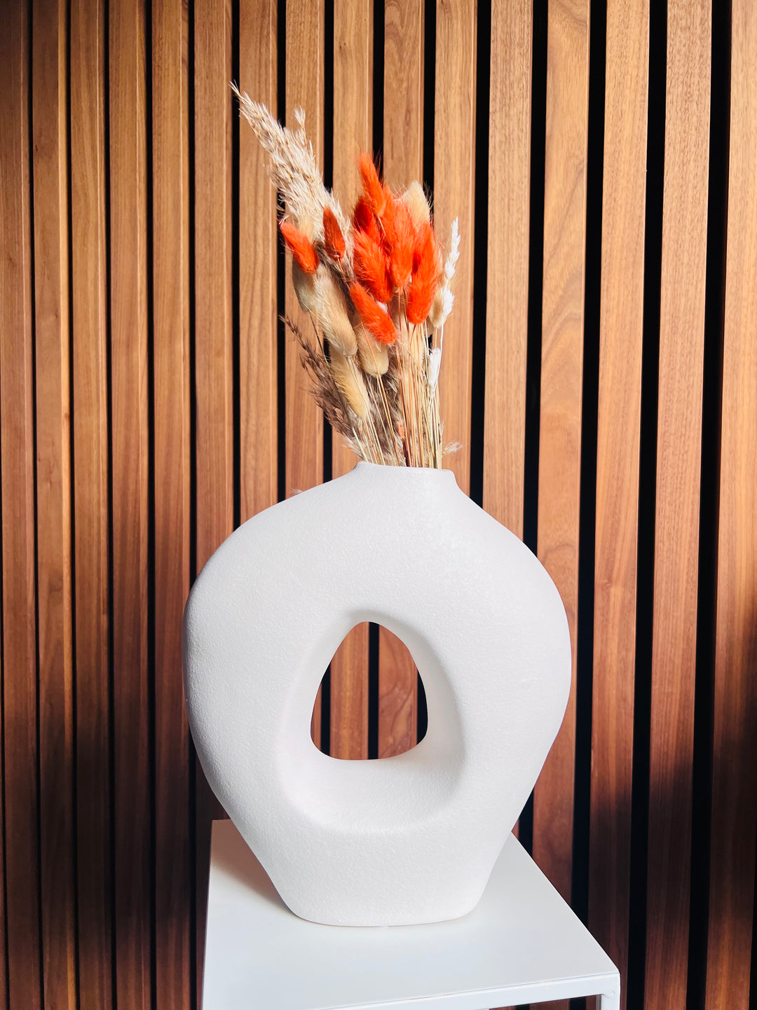Weiße Designvase mit Durchbruch, ideal für Trockenblumen oder frische Blumen
