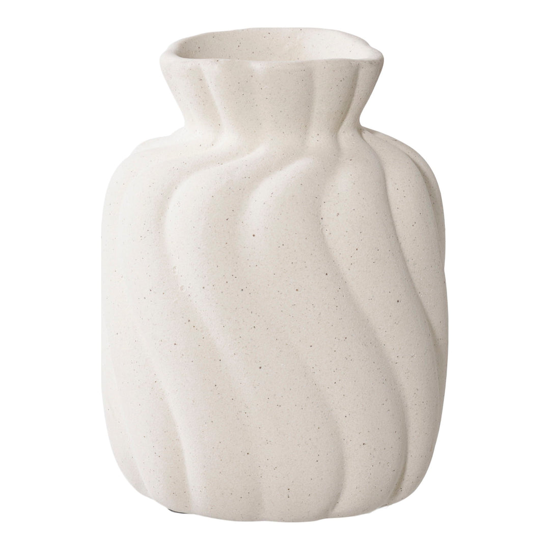 Weiße Keramikvase Sally, einzeln freigestellt auf weißem Hintergrund – skulpturales Designobjekt, klar präsentiert für die Produktansicht.