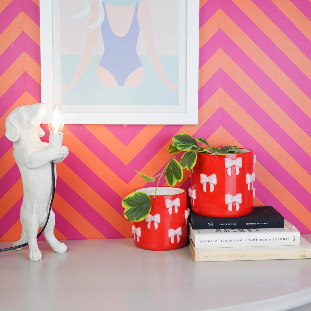 Keramiktopf mit plastischen Schleifen in kräftigem Rot