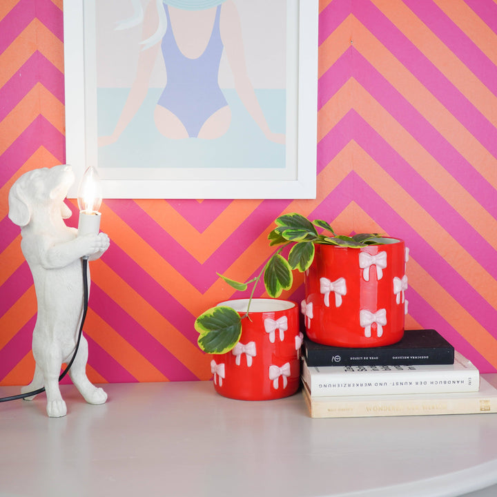 Keramiktopf mit plastischen Schleifen in kräftigem Rot