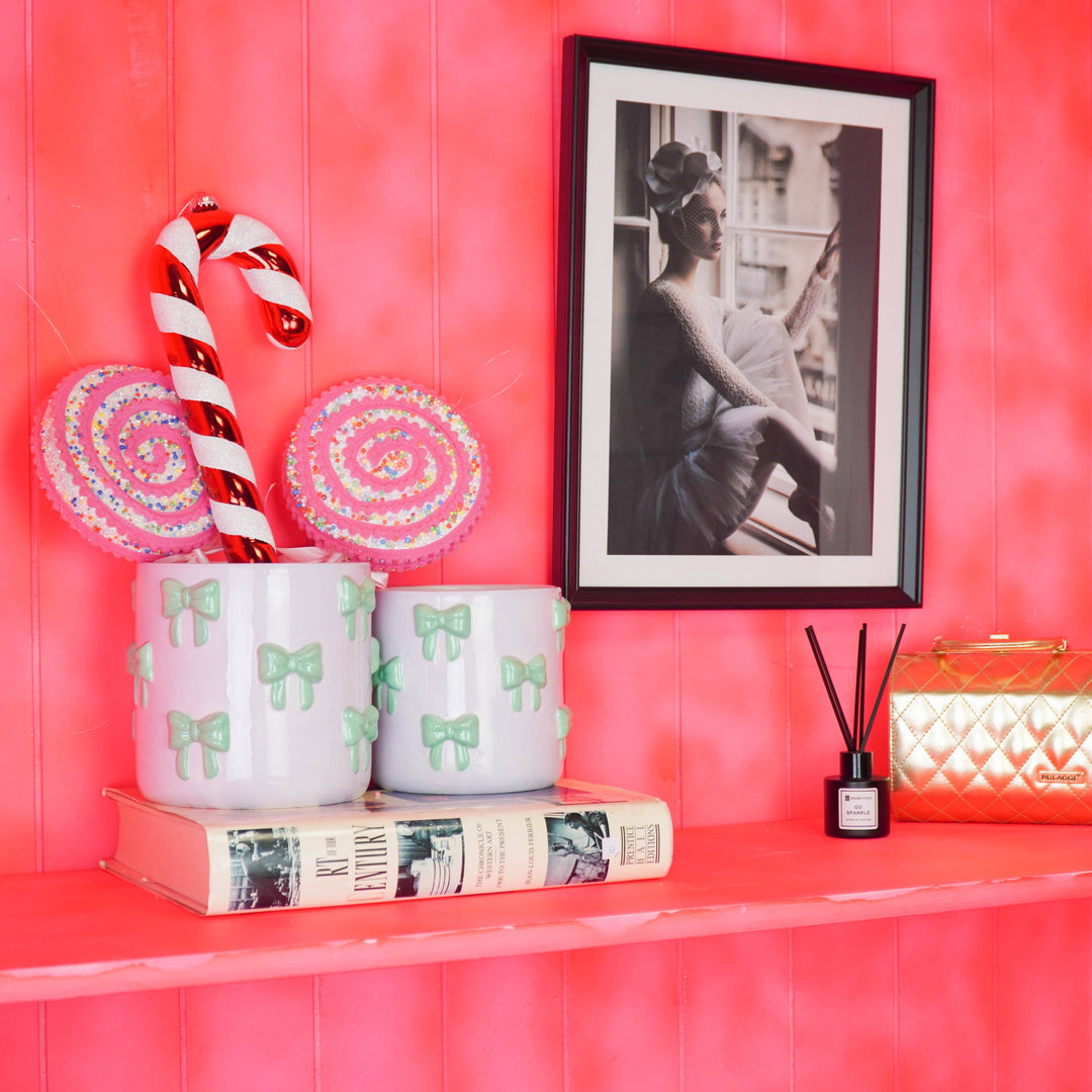 Detailansicht der Schleifenverzierung am Pflanztopf