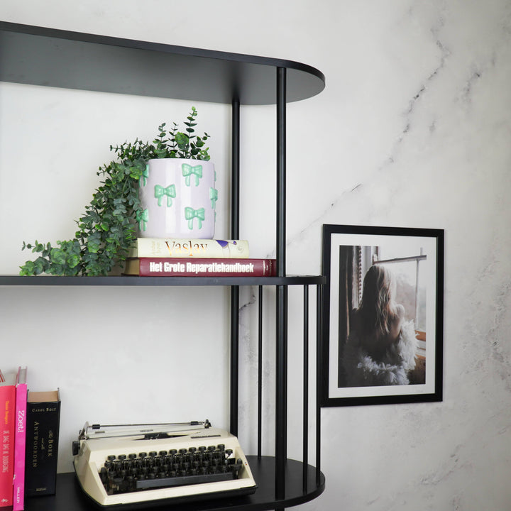 Dekorativer Blumentopf Schleife auf Regal