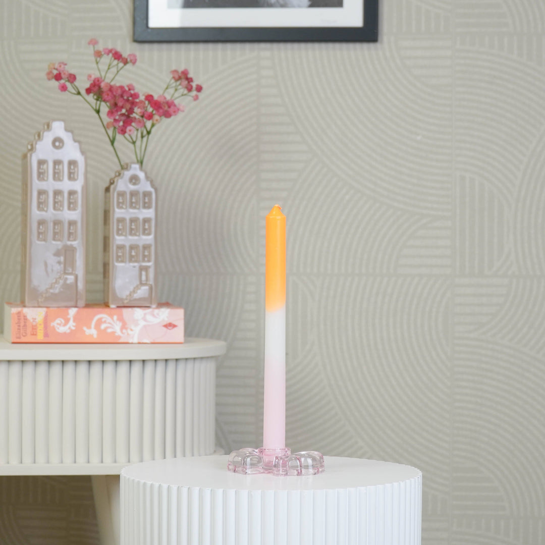 Rosa Kerzenhalter als Tischdekoration