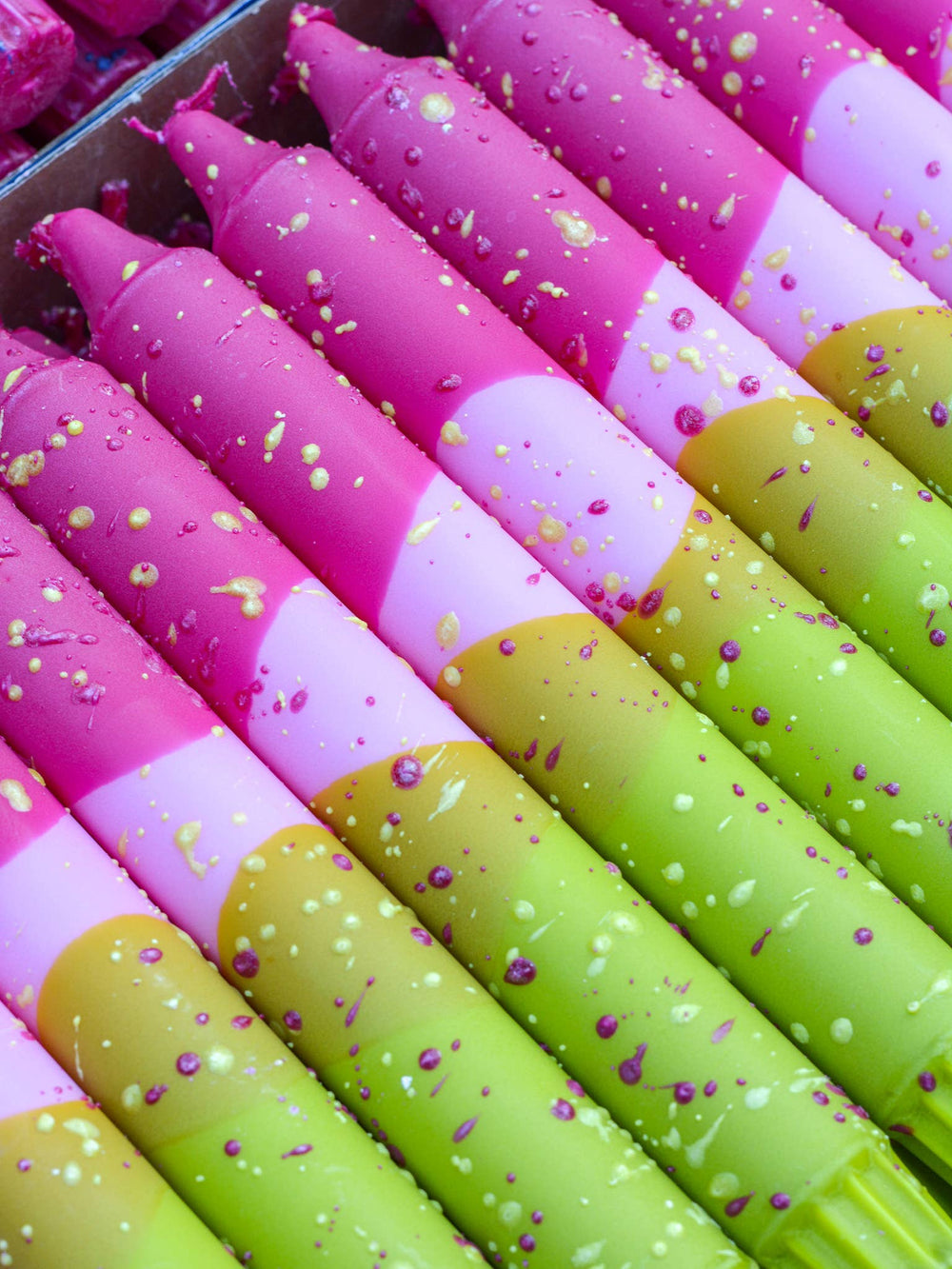 Handdekorierte Stearin Kerzen in Pastell und Neonfarben für Sommerparty