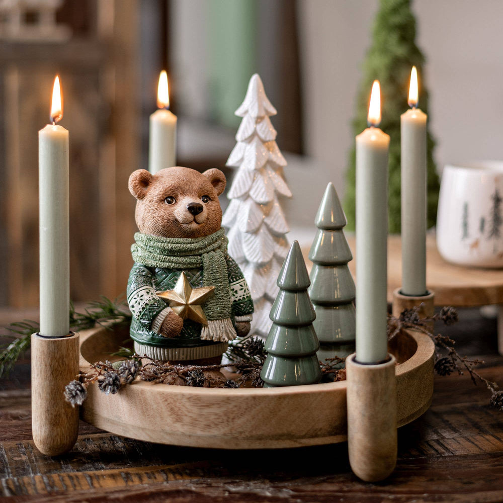 Holz-Adventskranz auf Tisch mit Deko
