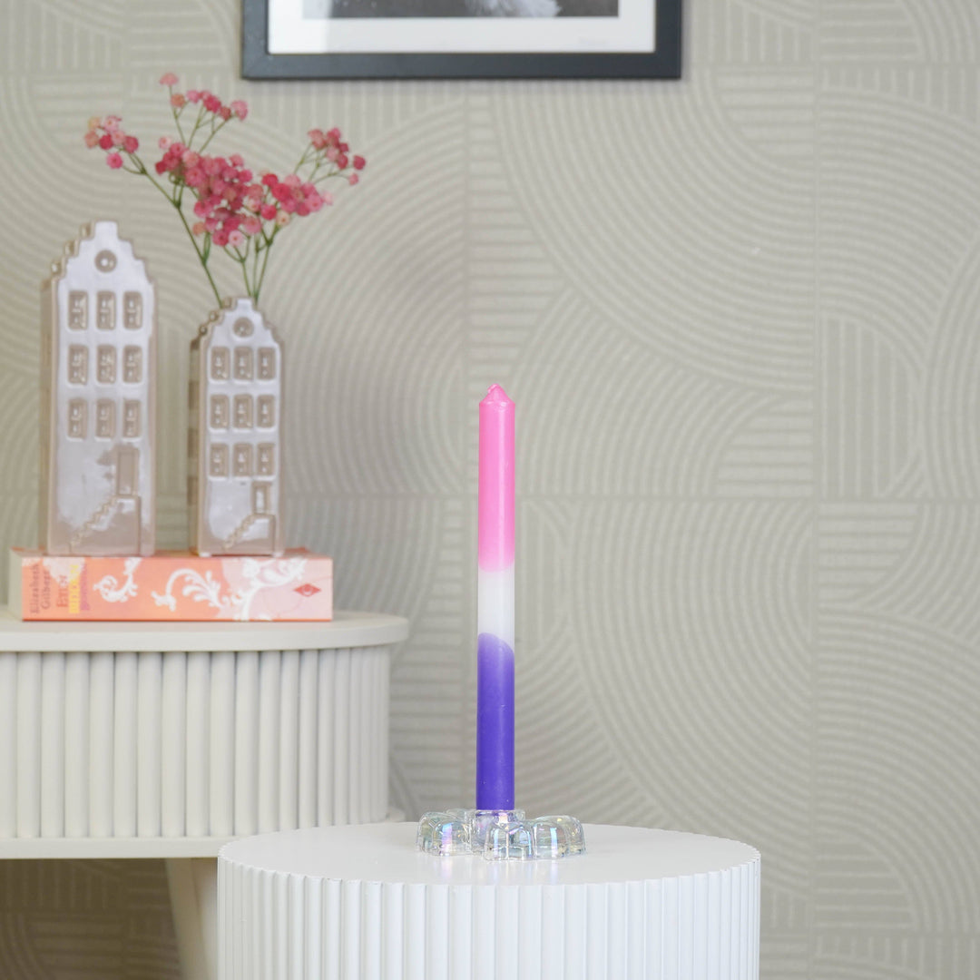 Irisierender Kerzenhalter als Tischdekoration